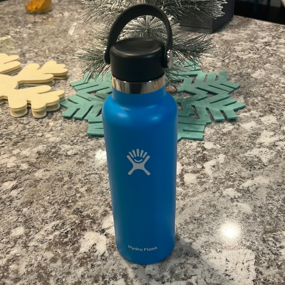NEW 21 oz standard mouth Hydro Flask with flex cap